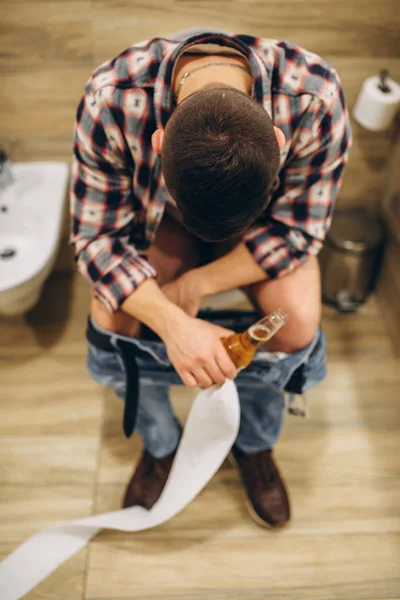 Man Met Fles Bier Zittend Het Toilet Met Zijn Broek — Stockfoto