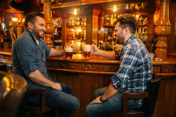 Dos Amigos Varones Sonrientes Beben Cerveza Mostrador Del Pub Hombres —  Fotos de Stock