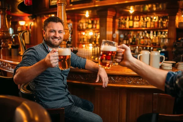 Két Mosolygó Férfi Meg Italok Sör Pub Ban Pultnál Szakállas — Stock Fotó