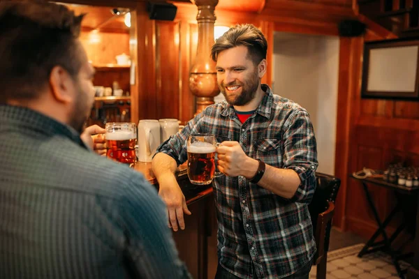 Dos Amigos Varones Sonrientes Beben Cerveza Mostrador Del Pub Hombres —  Fotos de Stock