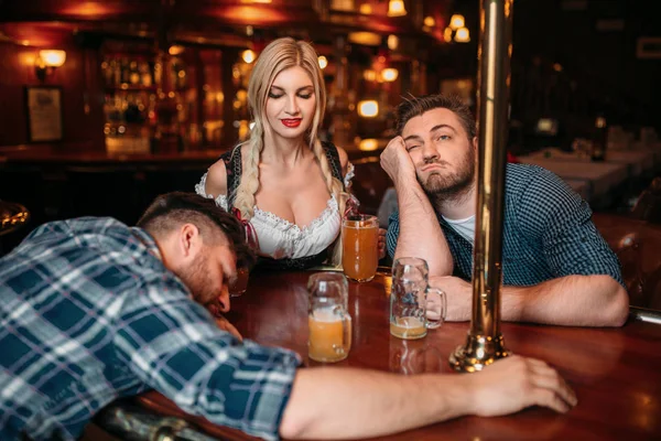 Két Részeg Meg Söröskorsót Pubban Pult Alszik Csinos Pincérnő Háttérben — Stock Fotó