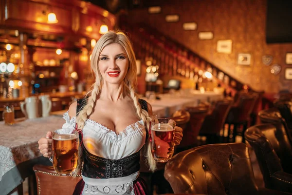 Seksowna Kelnerka Posiada Dwa Kubki Świeżego Piwa Pubie Octoberfest Barmanka — Zdjęcie stockowe