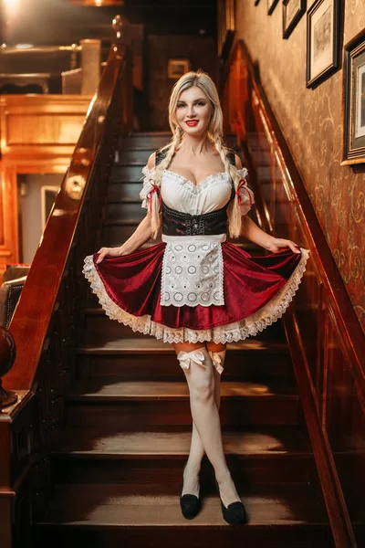 Octoberfest Waitress Traditional Style Dress Stairway Vintage Pub Sexy Barmaid — Stock Photo, Image