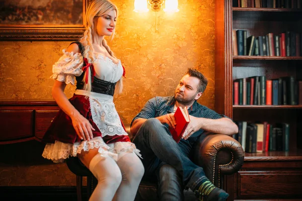Pub Geleneksel Retro Tarzı Elbise Adam Seksi Garson Oktoberfest Tatil — Stok fotoğraf