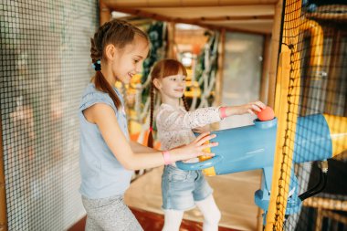 İki küçük kız çocuk oyun Merkezi hava tabancası çalış. Heyecanlı Childs'ın kapalı oyun alanında eğleniyor. Eğlence merkezinde oynayan çocuklar