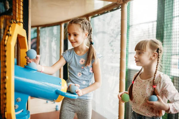 Две Маленькие Девочки Играют Воздушный Пистолет Детском Игровом Центре Возбужденные — стоковое фото