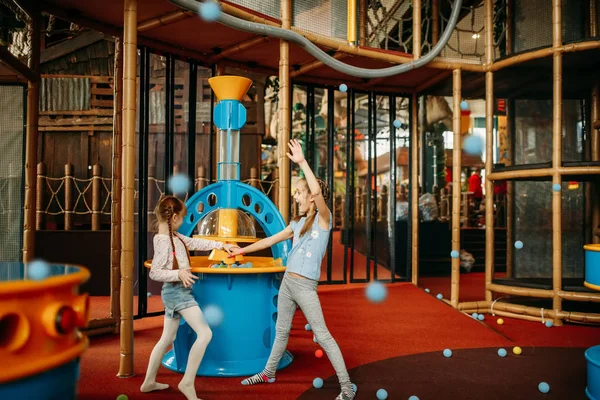 二人の少女は 子供のゲーム センターでエアガン マシンを果たしています 子供の屋内の遊び場で楽しい時を過すを興奮させた アミューズメント センターで遊ぶ子供たち — ストック写真