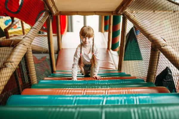 Zabawna Dziewczyna Strefie Wspinaczkowej Centrum Gry Dla Dzieci Podekscytowany Dziecko — Zdjęcie stockowe