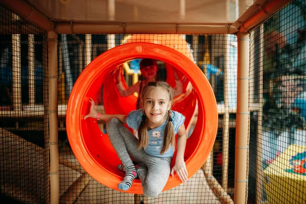 Две Маленькие Девочки Лазают Лабиринту Детском Игровом Центре Возбужденные Дети — стоковое фото