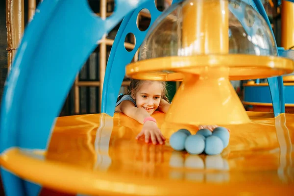 Забавная Девушка Играет Мячами Воздушном Автомате Детский Игровой Центр Возбужденный — стоковое фото