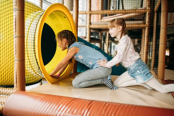 Dos Niñas Pequeñas Escalando Laberinto Centro Juegos Para Niños Niños — Foto de Stock