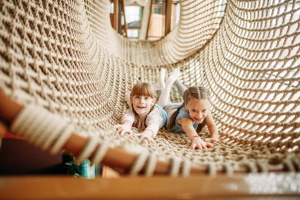 Zwei Lustige Mädchen Posieren Einem Seilnetz Kinderspielzentrum Aufgeregte Kinder Die — Stockfoto