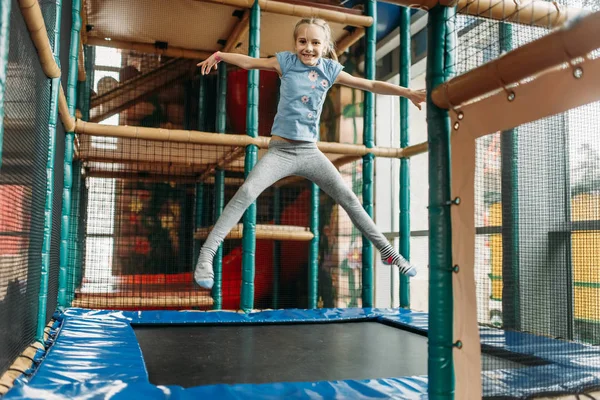 Забавная Девушка Прыгает Батуте Детский Игровой Центр Возбужденный Ребенок Развлекается — стоковое фото