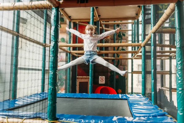 Zabawna Dziewczyna Skoki Trampolinie Dzieci Centrum Gry Podekscytowany Dziecko Bawiąc — Zdjęcie stockowe