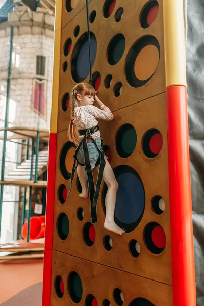 Śmieszne Dziewczyny Ściany Wspinaczkowe Centrum Gry Dzieci Podekscytowany Dziecko Bawiąc — Zdjęcie stockowe