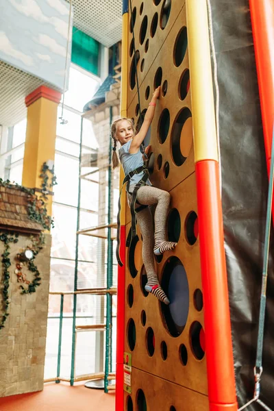 Lustige Mädchen Klettern Wände Kinder Spielzentrum Aufgeregtes Kind Das Sich — Stockfoto