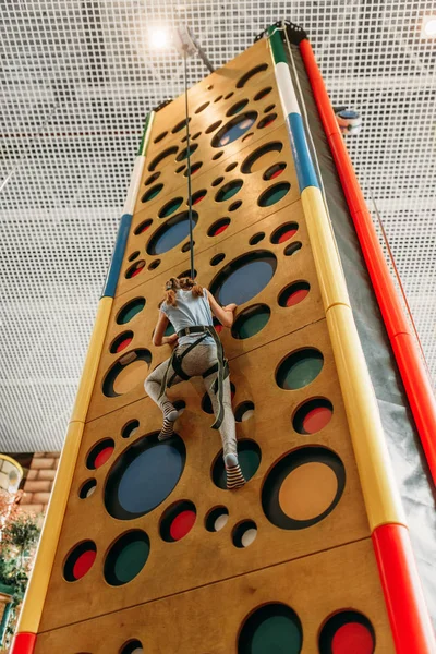 Chica Divertida Escalando Paredes Centro Juegos Para Niños Niño Excitado — Foto de Stock