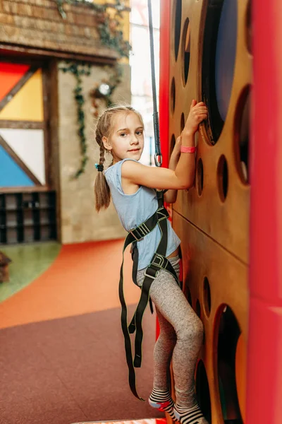 Śmieszne Dziewczyny Ściany Wspinaczkowe Centrum Gry Dzieci Podekscytowany Dziecko Bawiąc — Zdjęcie stockowe