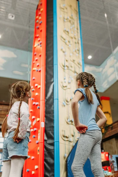 Dwie Małe Dziewczynki Wygląda Ścianie Centrum Gier Dzieci Wspinaczkowej Podekscytowany — Zdjęcie stockowe