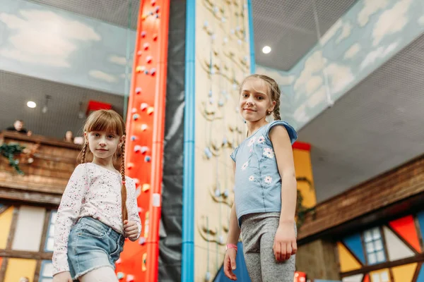 Две Маленькие Девочки Смотрят Скалолазание Детский Игровой Центр Возбужденные Дети — стоковое фото