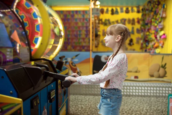 Девочка Играет Игровой Автомат Детский Развлекательный Центр Возбужденный Ребенок Развлекается — стоковое фото