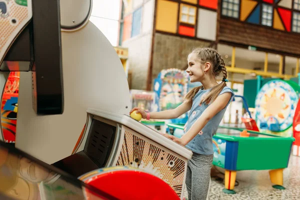Девочка Играет Игровом Автомате Детском Развлекательном Центре Возбужденные Дети Веселятся — стоковое фото