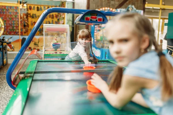 Dwie Małe Dziewczynki Gra Air Hockey Centrum Gry Dzieci Podekscytowany — Zdjęcie stockowe