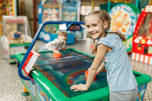 Två Glada Tjejer Spelar Airhockey Barn Game Center Upphetsad Childs — Stockfoto