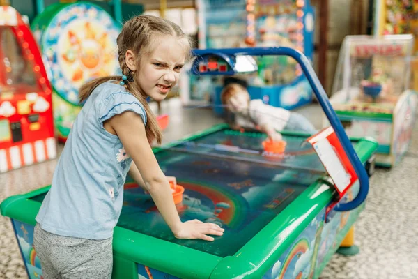 Dwie Małe Dziewczynki Gra Air Hockey Centrum Gry Dzieci Podekscytowany — Zdjęcie stockowe