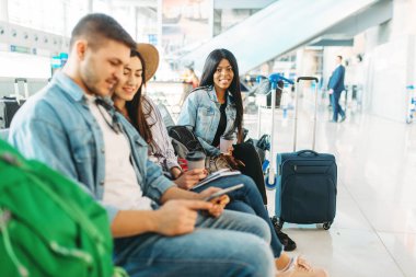 Hava terminalinde bagajı olan yolcular, mutlu yolculuklar, yaz seyahatleri