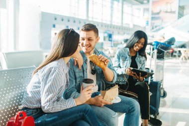 Bagajı olan yolcular havaalanında gecikmeli kalkış bekliyor. Bagajı olan yolcular, hava terminalinde uçuş, tatil yolculuğu, yaz hava yolculuğu, tatilde seyahat iple bakmayı dört gözle bekliyor