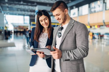 Havaalanında iş sınıfı iki yolcu, çalışma gezisi. Hava terminalinde işadamı ve işkadını, müzakere seyahati