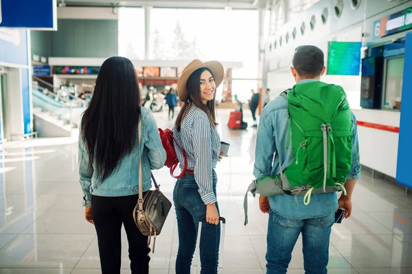 三名携带行李的游客在机场等候出发 携带行李的旅客在航站楼 愉快的旅程 夏季旅行 — 图库照片