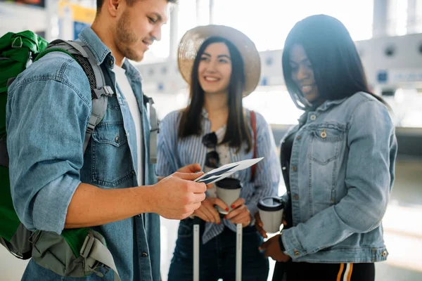 Drei Touristen Mit Gepäck Warten Flughafen Auf Ihre Abreise Passagiere — Stockfoto