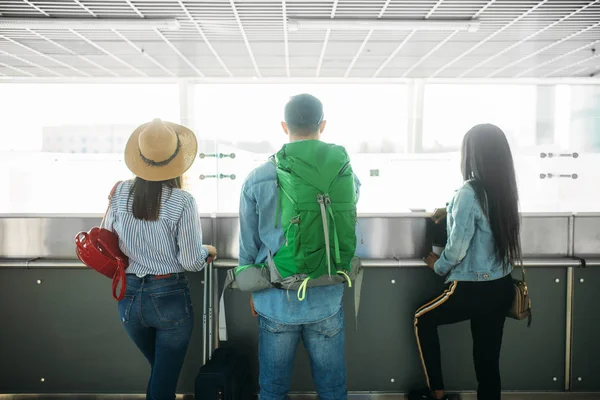 三名携带行李的游客通过机场护照检查 携带行李的旅客在航站楼 愉快的旅程 夏季旅行 — 图库照片