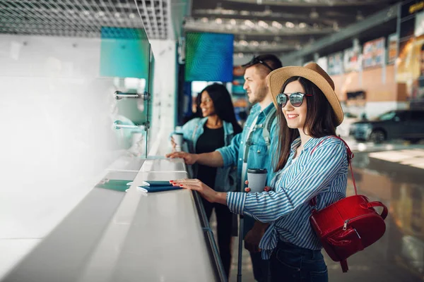 Trois Touristes Avec Bagages Passent Par Contrôle Des Passeports Aéroport — Photo