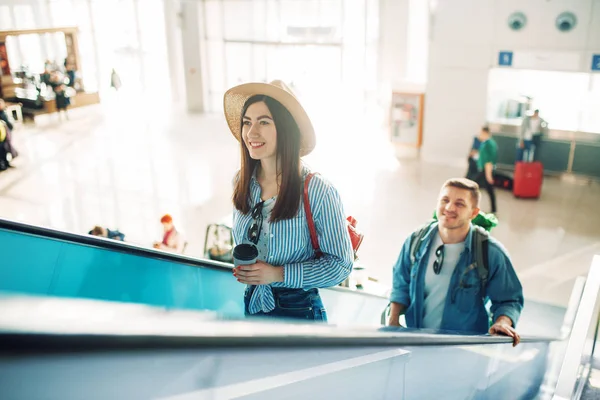 荷物を持った観光客は空港のエスカレーターに乗り上がる エアターミナルで手荷物をお持ちのお客様 幸せな旅 夏の旅 — ストック写真