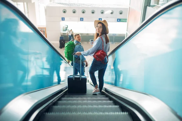Casal Com Bagagem Subir Escada Rolante Aeroporto Passageiros Com Bagagem — Fotografia de Stock