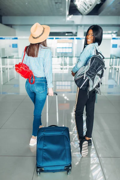 两名携带行李的女性游客开始在机场旅行 乘坐行李的乘客在航站楼 白色和黑色女士的快乐旅程 夏季旅行 — 图库照片