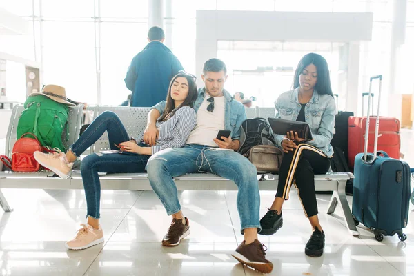 Groep Toeristen Met Bagage Wachten Voor Vertraagde Vertrek Luchthaven Passagiers — Stockfoto