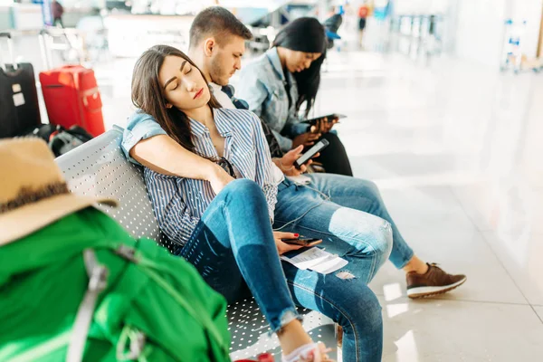 Tre Turister Med Bagage Som Väntar Försenad Avresa Flyg Platsen — Stockfoto