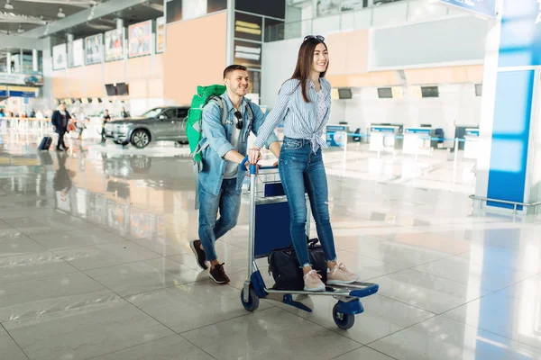 Touriste Masculin Rouler Chariot Avec Des Bagages Femme Aéroport Passagers — Photo