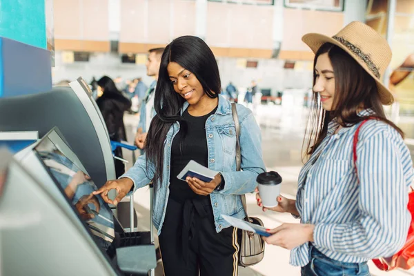 两名女性旅客在机场的 Atm 提取现金 乘坐行李的乘客在航站楼 白色和黑色女士的快乐旅程 夏季旅行 — 图库照片