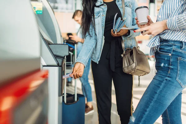 携带行李的游客在机场的 Atm 提取现金 旅客在候机楼携带行李 旅途愉快 — 图库照片