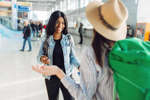 Zwei Touristinnen Mit Taschen Die Auf Dem Internationalen Flughafen Auf — Stockfoto