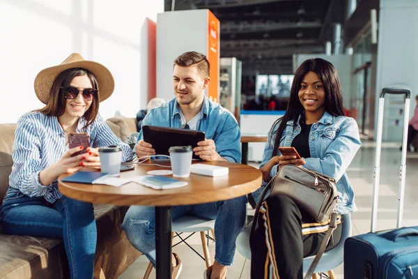 Drei Touristen Mit Mobiltelefonen Und Laptop Tisch Warten Auf Den — Stockfoto