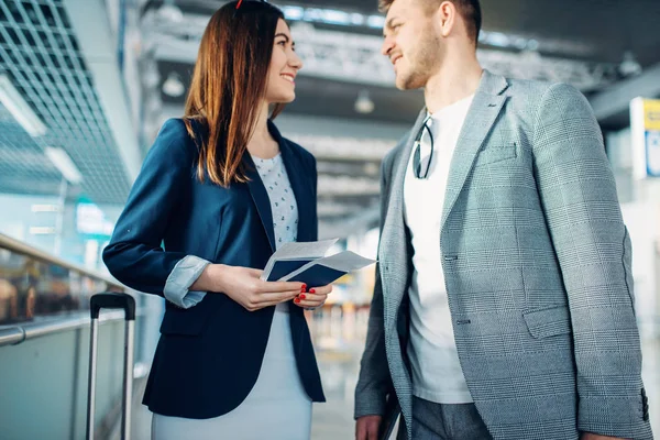 Passagiere Der Business Class Mit Reisepässen Warten Flughafen Auf Ihre — Stockfoto