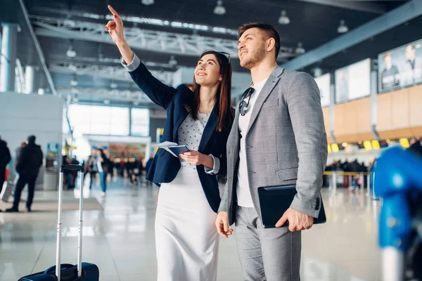 ワーキングトリップで待っているビジネスクラスの2人の乗客 航空ターミナルのビジネスマンと実業家 交渉旅行 — ストック写真