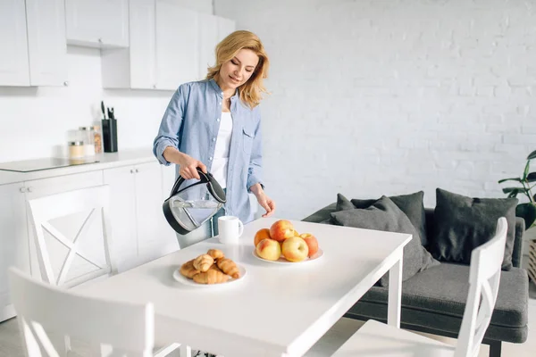 キッチンで朝食を作る幸せな女性 朝の在宅女性 健康的な栄養とライフスタイル — ストック写真