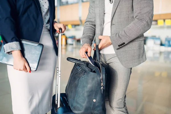 Empresário Senhora Negócios Esperando Partida Aeroporto Viagem Trabalho Empresários Terminal — Fotografia de Stock